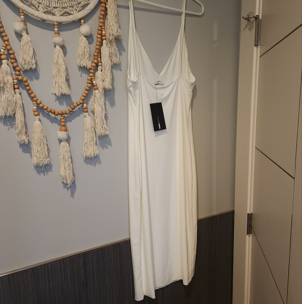 Elegant White Sleeveless Dress